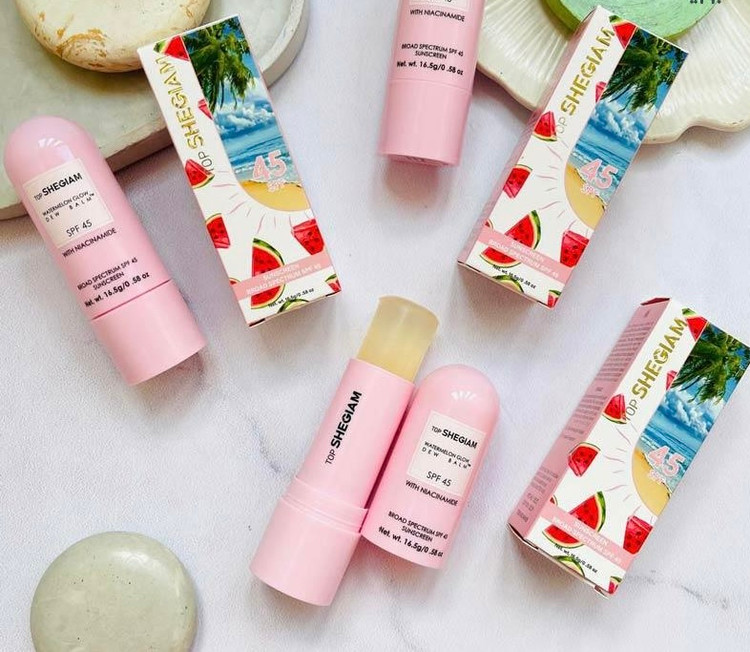 طراحی مدرن و بستهبندی اصلی ضد آفتاب استیکی شیگلم Sheglam حاوی SPF45 🍉 محافظت بالا از پوست در نمای کامل
