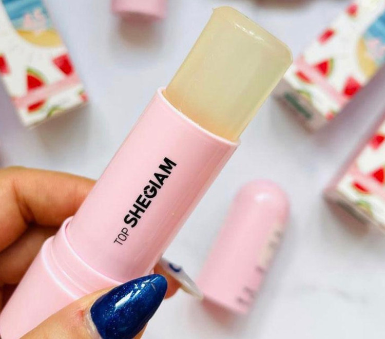 تصویر تخصصی ضد آفتاب استیکی شیگلم Sheglam حاوی SPF45 🍉 محافظت بالا از پوست با نمایش ویژگیها و جزئیات محصول