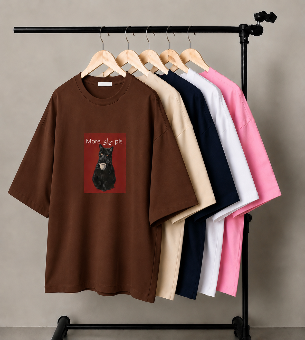 جزئیات کیفیت و متریال تیشرت plsچایmore کیفیت عالی و طراحی شیک در نمای نزدیک