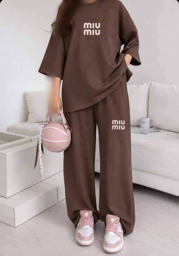نمای پشت و جزئیات طراحی ست miu miuتیشرت باکسی و شلوار کیفیت عالی و طراحی شیک با کیفیت بالا