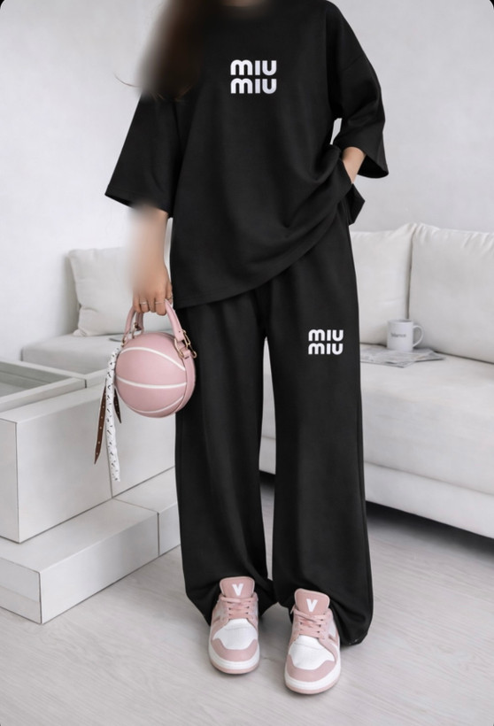 تصویر ست miu miuتیشرت باکسی و شلوار کیفیت عالی و طراحی شیک با نورپردازی حرفهای و نمای واضح محصول
