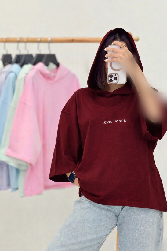 طراحی مدرن و بستهبندی اصلی تیشرت کلاهدار love more کیفیت عالی و طراحی شیک در نمای کامل