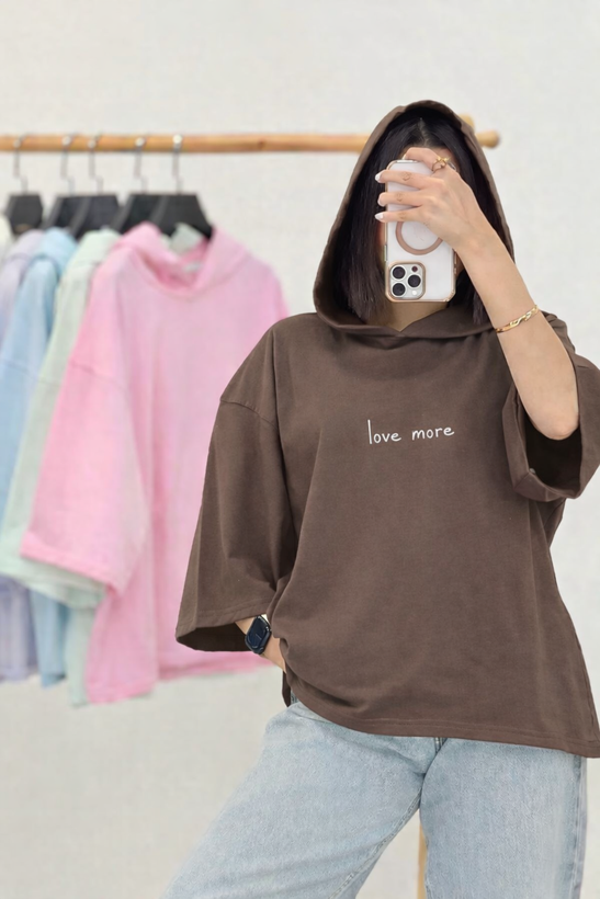 تصویر تخصصی تیشرت کلاهدار love more کیفیت عالی و طراحی شیک با نمایش ویژگیها و جزئیات محصول