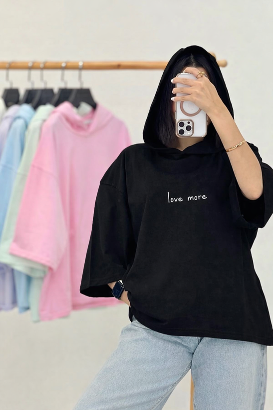 نمای قدی تیشرت کلاهدار love more کیفیت عالی و طراحی شیک با تمرکز بر طرح و رنگ محصول