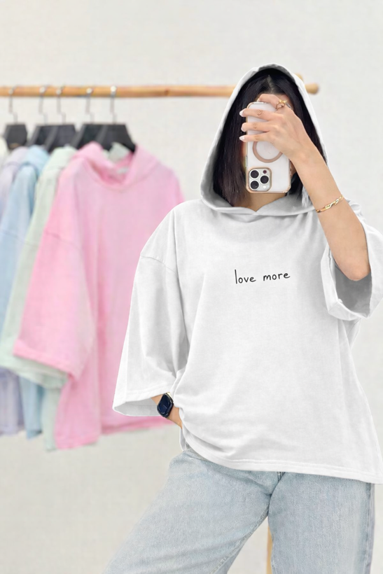 جزئیات دقیق و متریال تیشرت کلاهدار love more کیفیت عالی و طراحی شیک در نمای ماکرو