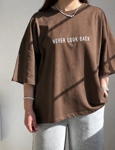 تصویر تیشرت باکسیnever look back کیفیت عالی و طراحی شیک با نورپردازی حرفهای و نمای واضح محصول