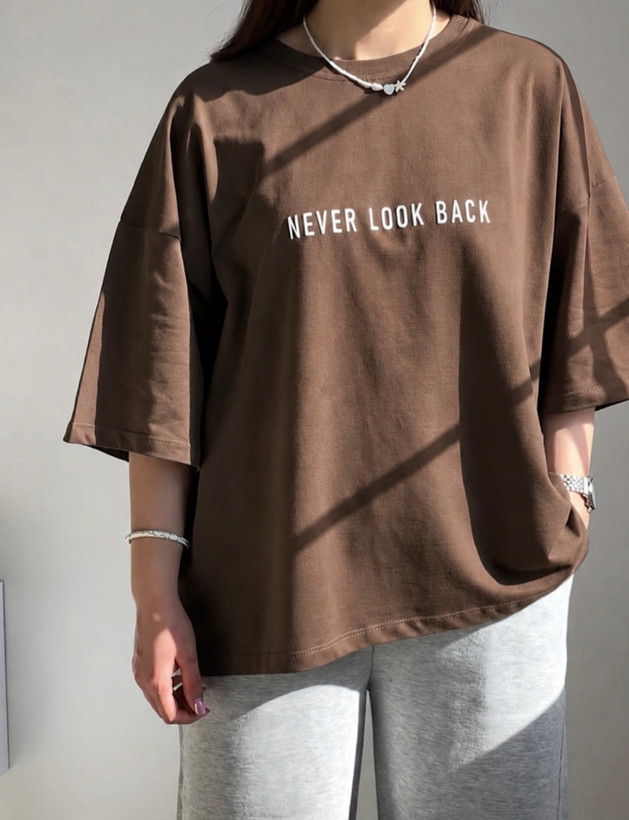 تصویر تیشرت باکسیnever look back کیفیت عالی و طراحی شیک با نورپردازی حرفهای و نمای واضح محصول