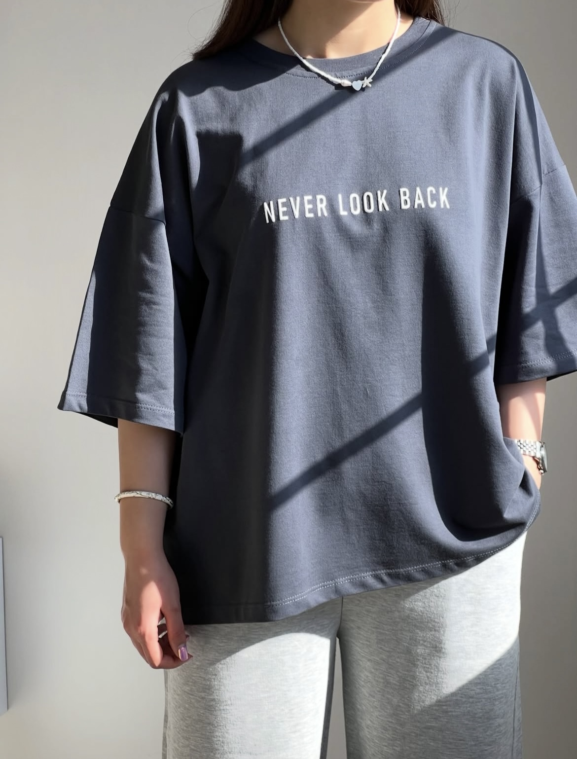 نمای محصول تیشرت باکسیnever look back کیفیت عالی و طراحی شیک با تمامی جزئیات ظاهری و بستهبندی
