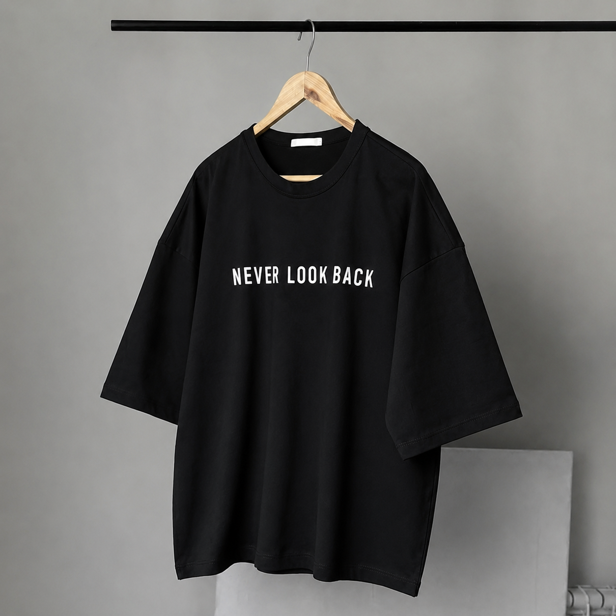 طراحی مدرن و بستهبندی اصلی تیشرت باکسیnever look back کیفیت عالی و طراحی شیک در نمای کامل