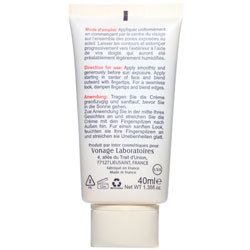 تصویر تخصصی کرم ضد آفتاب فاقد چربی پوشش کرم پودر SPF30 الارو کیفیت بالا و ماندگار با نمایش ویژگیها و جزئیات محصول