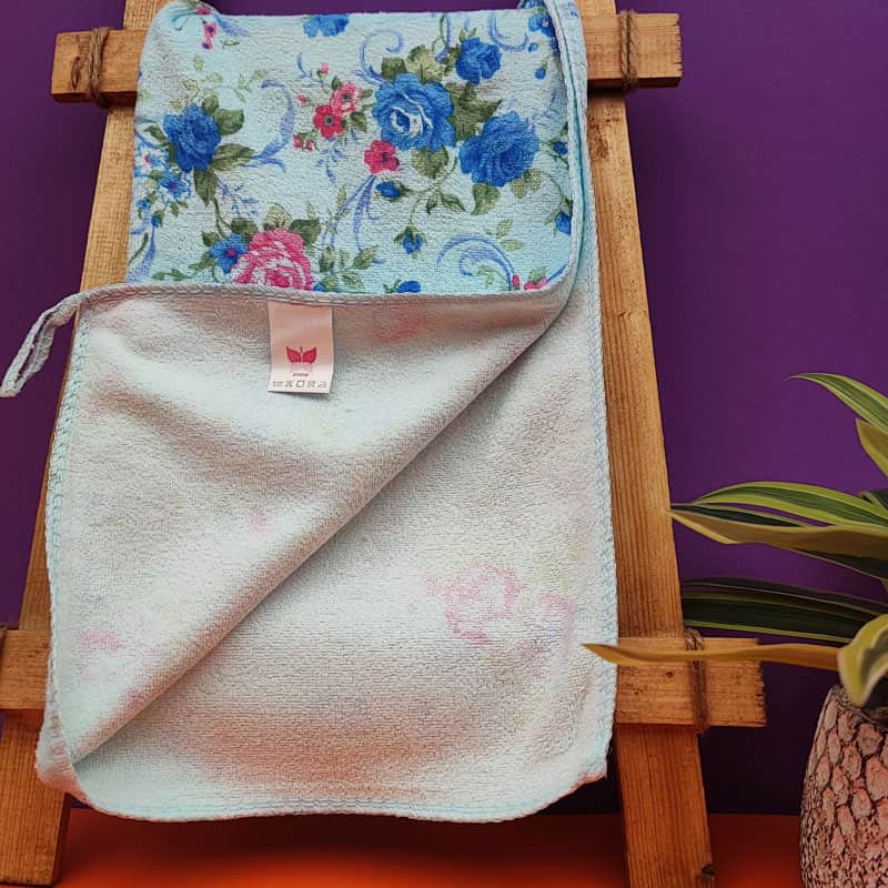نمای پشت و اجزای تشکیلدهنده حوله میکروفایبر چندمنظوره گل دار آنجل (بدون پرز و ضدخش) ریز سایز ۴۰×۴۰ با کیفیت بالا - نمای 7_1