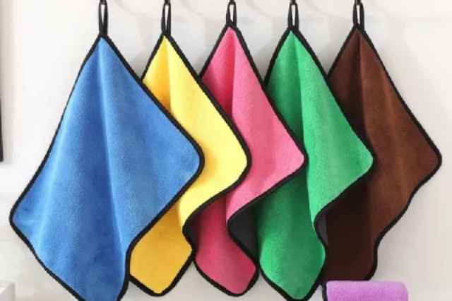 جزئیات دقیق قطعات و اجزای حوله میکروفایبر چندمنظوره نظافت ۷۰ گرمی مدل 40×30 در نمای ماکرو