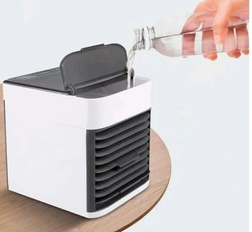 جزئیات دقیق قطعات و اجزای مینی کولر رومیزی آرکتیک در نمای ماکرو