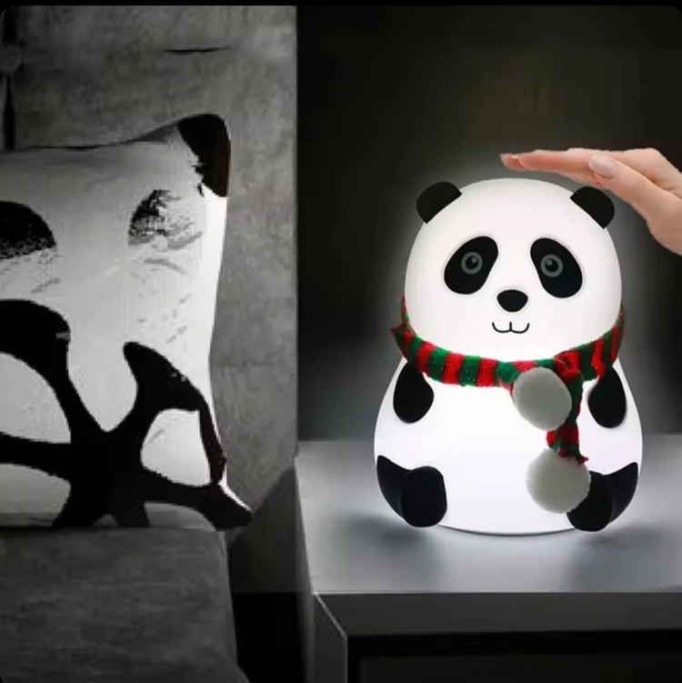 طراحی مدرن و استاندارد چراغ خواب سیلیکونی اتاق کودک طرح پاندا نشسته شال دار (چراغ خواب سلسکونی طرح پاندا نشسته زمستانی) در نمای کامل - نمای 5_2