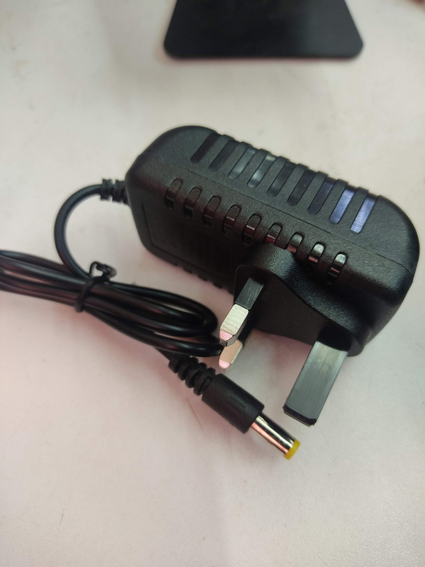 بافت و جنس مواد اولیه اینورتر و مبدل هوشمند برق ۱۲v به ۲۲۰v شارژی و پرتابل چند کاره در نمای نزدیک - نمای 11_1