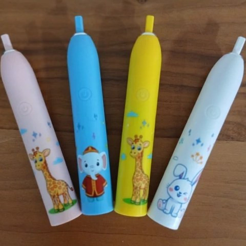 نمای قدی مسواک شارژی کودک با طرح های کارتونی مدل Kids electric toothbrush DY-332 با تمرکز بر طراحی و کارایی محصول