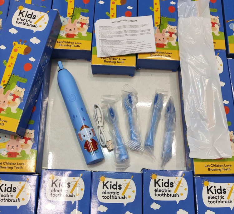 نمای پشت و اجزای تشکیلدهنده مسواک شارژی کودک ویبره ای با طرح های کارتونی مدل Kids electric toothbrush DY-332 با کیفیت بالا
