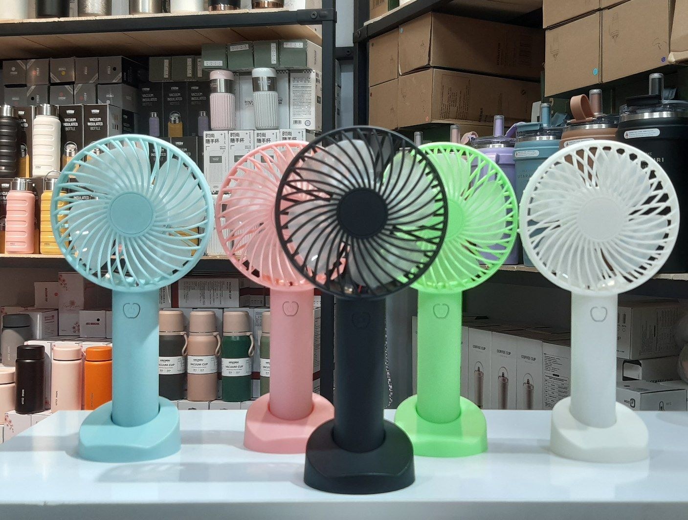 نمای قدی پنکه شارژی دستی و رومیزی با قابلیت استند گوشی مدل SS-2 (مینی فن شارژی دستی و رومیزی) با تمرکز بر طراحی و کارایی محصول - نمای 27_1