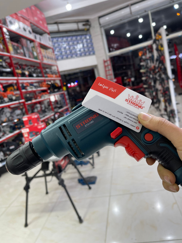 نمای قدی دریل ۶ میلیمتر اتوماتیک ۴۰۰ وات استرانگ stg1060 با تمرکز بر طراحی و کارایی محصول