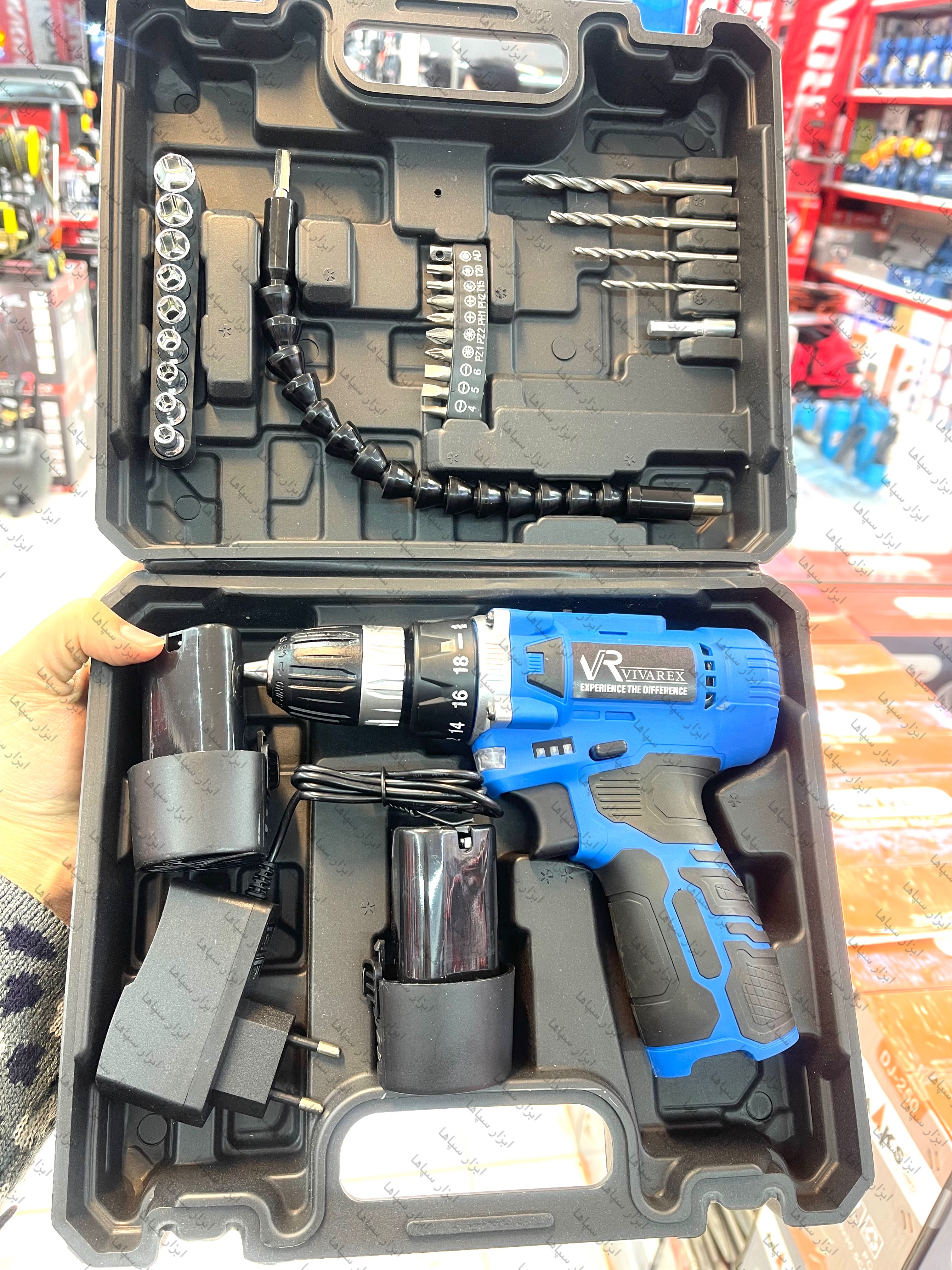 بافت و جنس مواد اولیه دریل شارژی ۱۲ ولت دو باتری ویوارکس مدل VR1210V-22A در نمای نزدیک