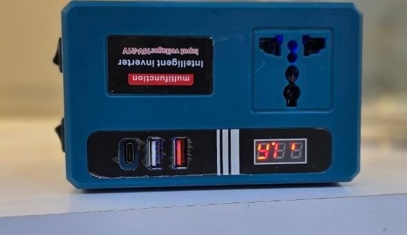 تصویر اینورتر مبدل برق شارژی پرتابل ۲۲۰ ولت چراغ دار با نورپردازی مناسب و نمای واضح محصول