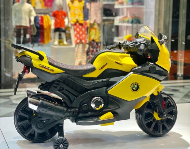 تصویر ماشین شارژی کودک کروز ۱۶۰۰ yelow با نورپردازی مناسب و نمای واضح محصول
