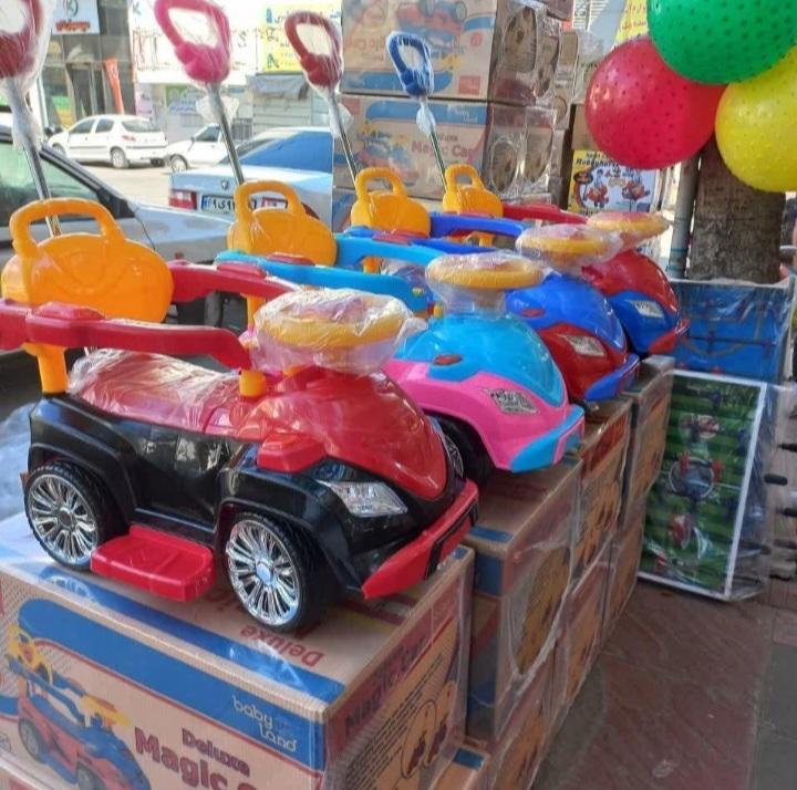 نمای جانبی و طراحی ظاهری ماشین مجیکار بی بی لند دسته متحرک موزیکال با رنگ‌بندی جذاب