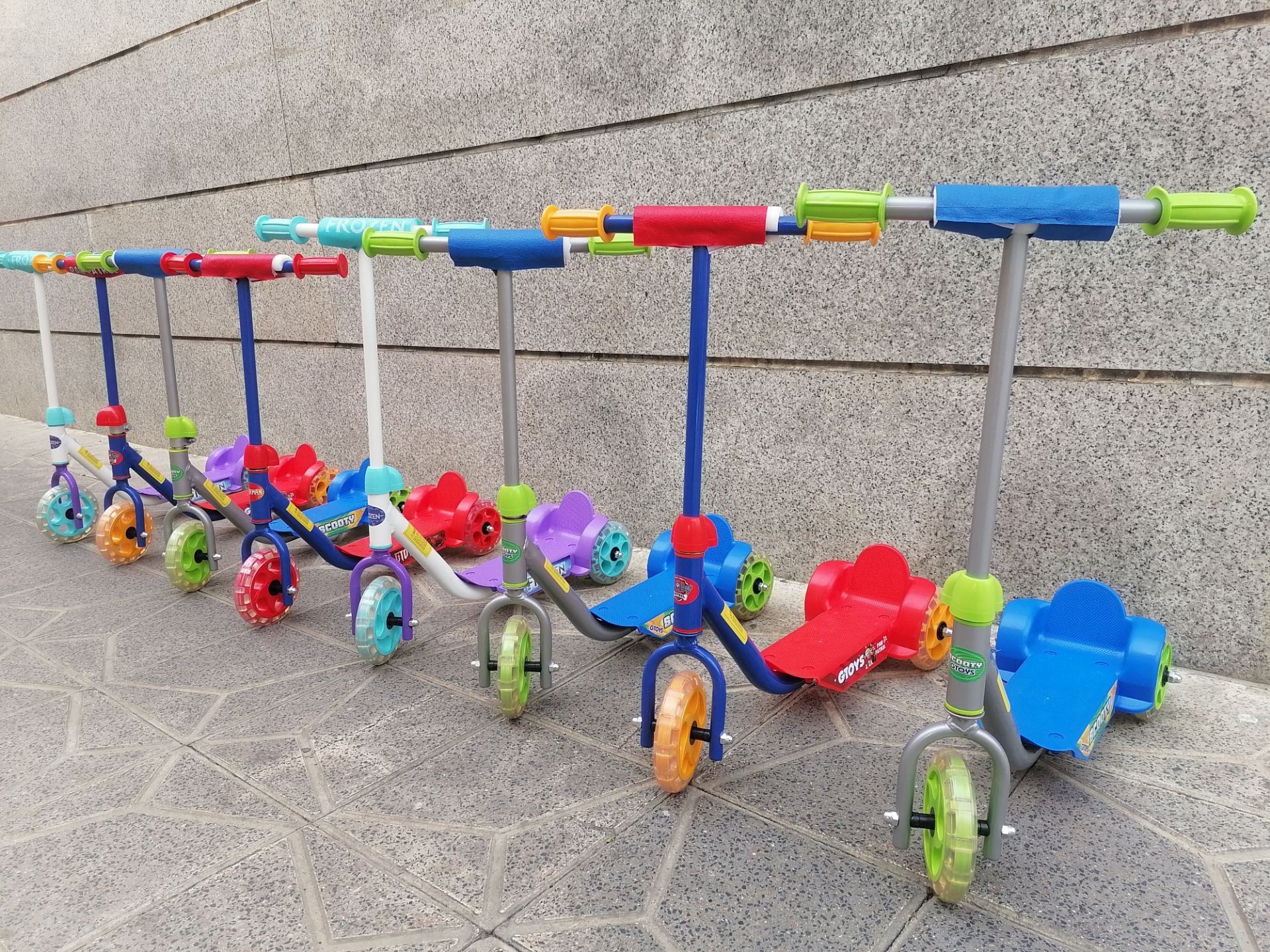 تصویر تخصصی اسکوتر کودک جی تویز 50 کیلو تحمل وزن چرخ حرفه ای و ژله با نمایش ویژگیها و جزئیات فنی