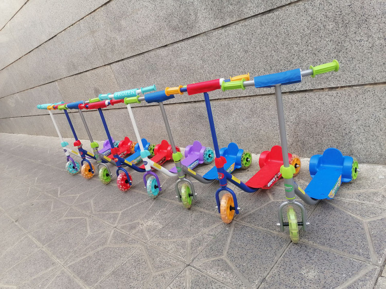 تصویر تخصصی اسکوتر کودک جی تویز 50 کیلو تحمل وزن چرخ حرفه ای و ژله با نمایش ویژگیها و جزئیات فنی - نمای 3_1