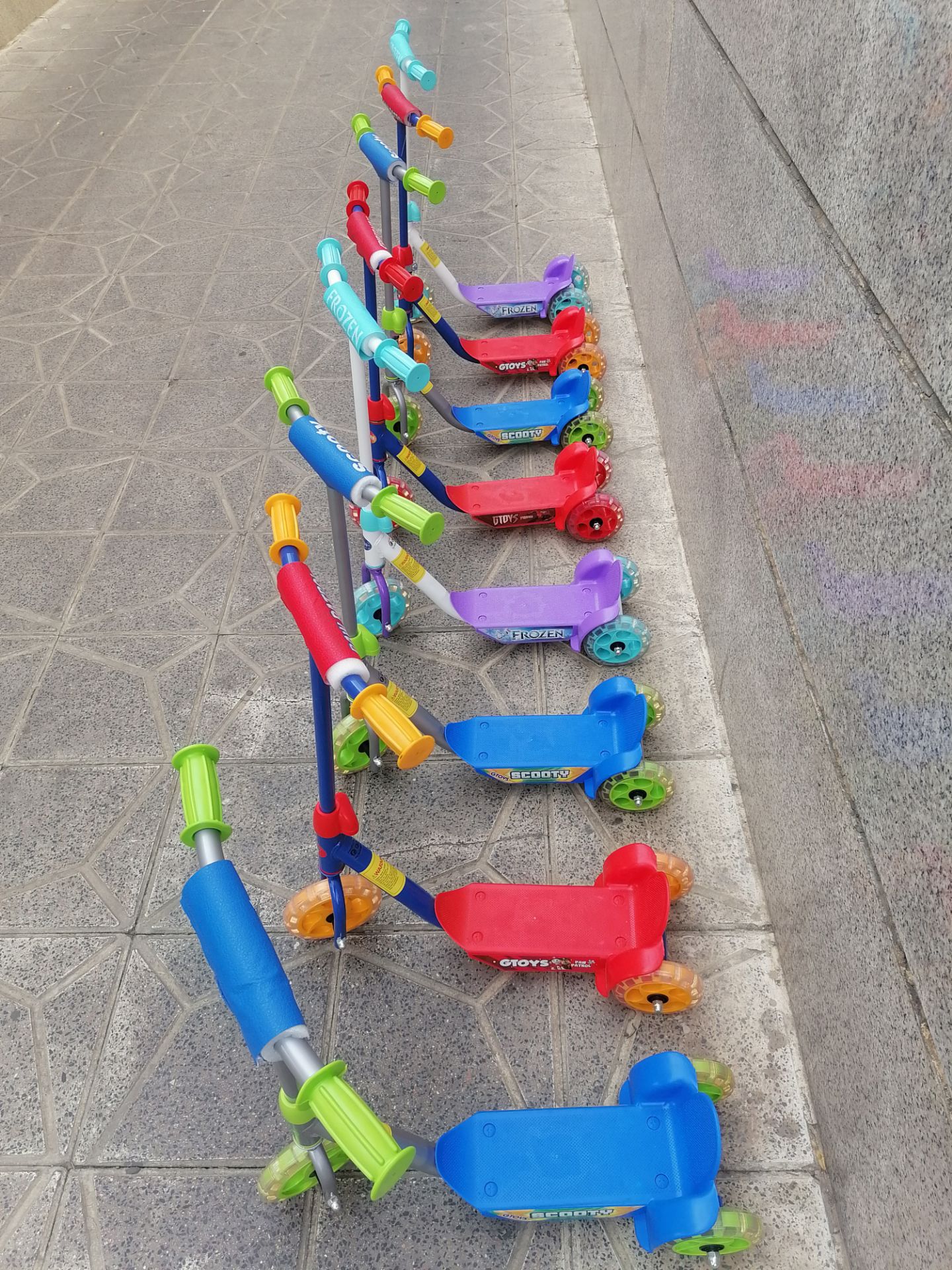 تصویر تخصصی اسکوتر کودک جی تویز 50 کیلو تحمل وزن چرخ حرفه ای و ژله با نمایش ویژگیها و جزئیات فنی - نمای 3_2