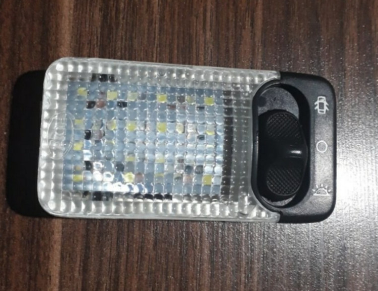 تصویر تخصصی چراغ سقف خودرو سفید یخی smd پژو 206 با نمایش ویژگیها و جزئیات فنی