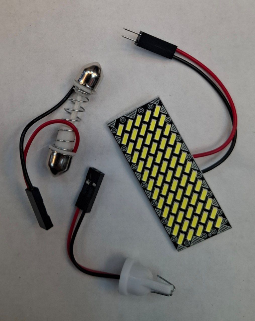 تصویر تخصصی کیت چراغ سقف خودرو و صندوق سفید یخی (مناسب برای نور پردازی قسمت های مختلف) با نمایش ویژگیها و جزئیات فنی - نمای 6_1