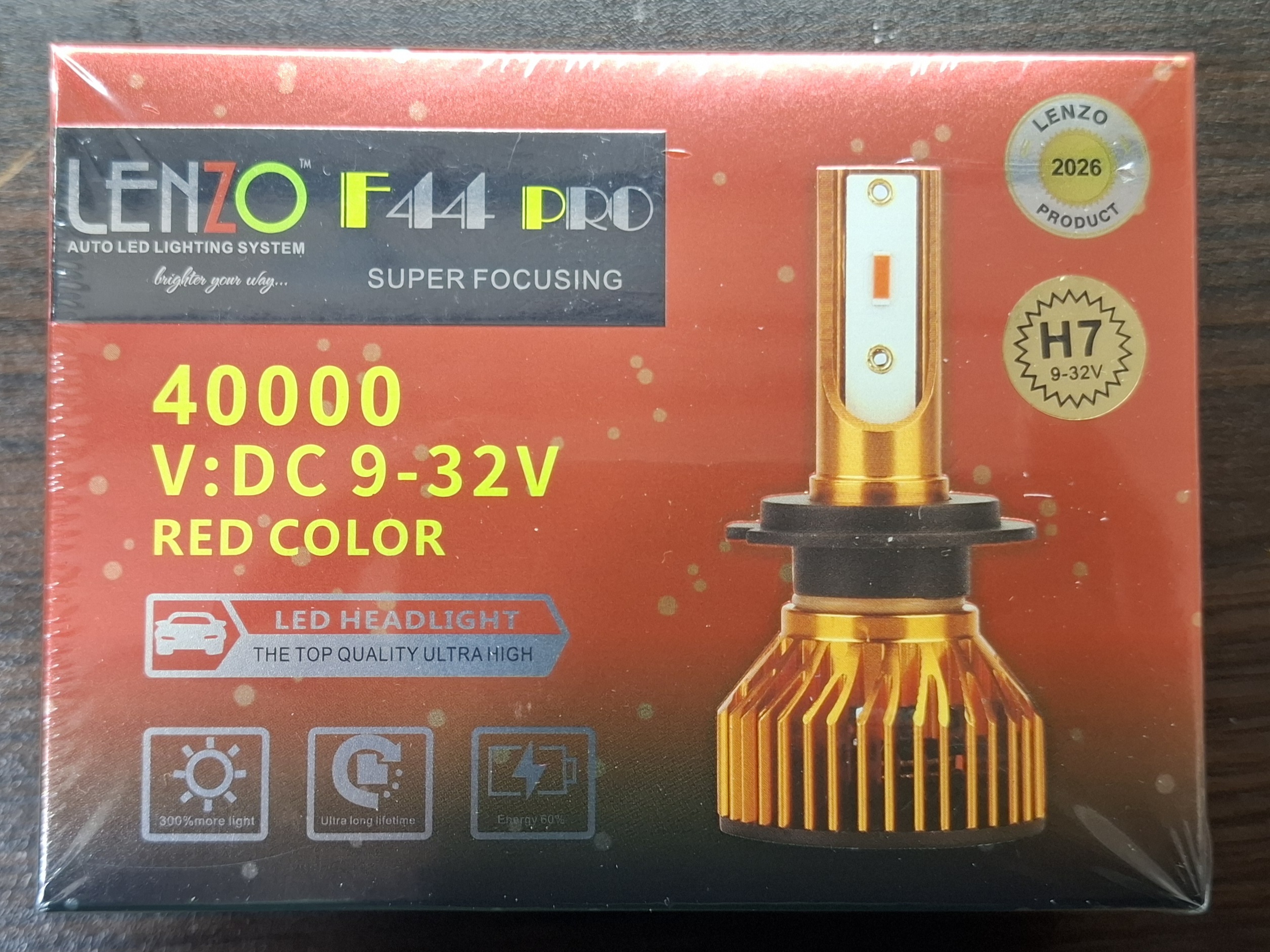 بستهبندی اورجینال هدلایت خودرو F44 لنزو رنگ قرمز در پایه های مختلف همراه با مشخصات فنی محصول