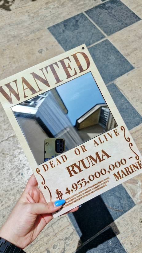تصویر آینه تزئینی چوبی طرح wanted با نورپردازی مناسب و نمای واضح محصول