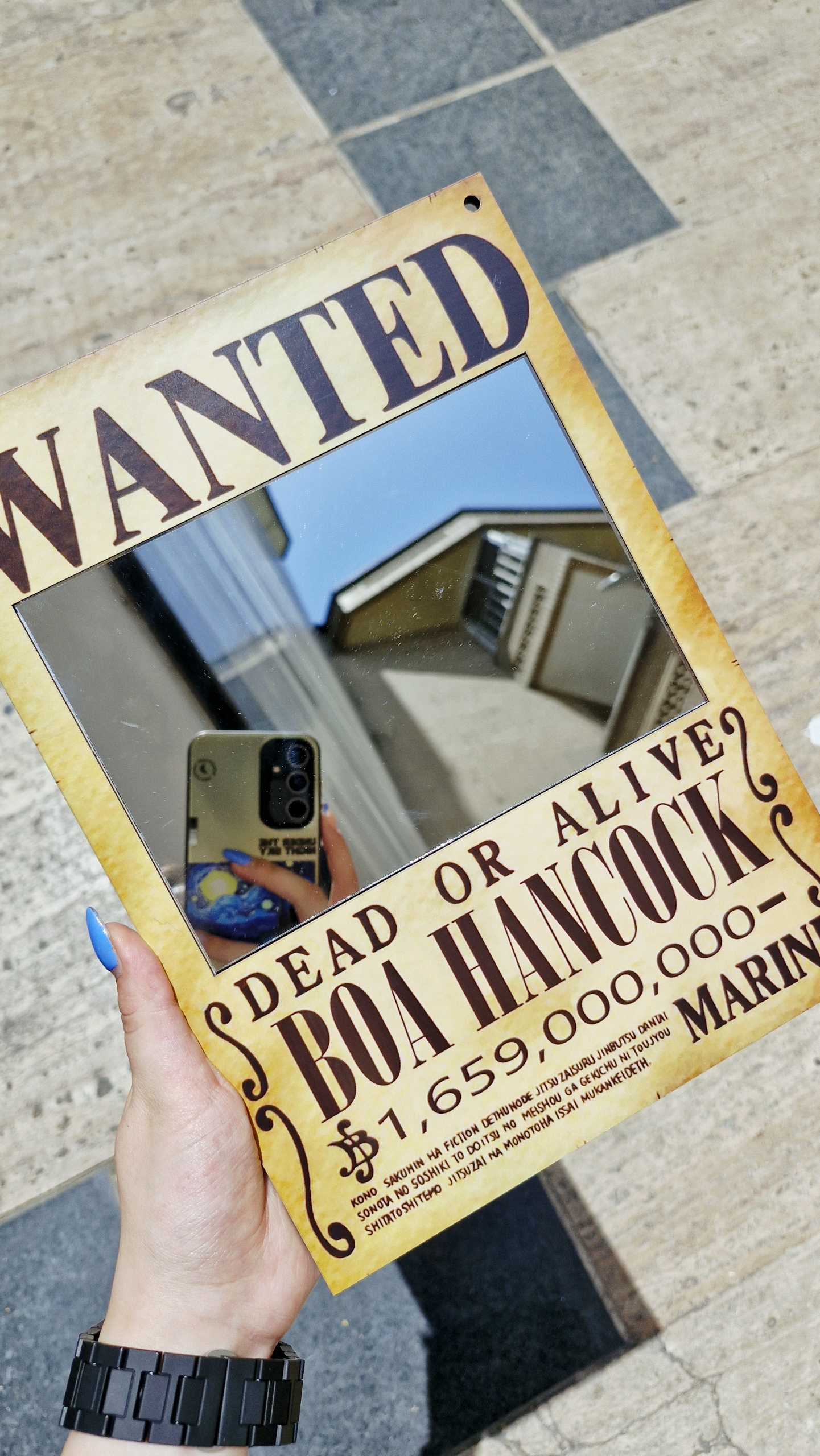 طراحی مدرن و استاندارد آینه تزئینی چوبی طرح wanted در نمای کامل