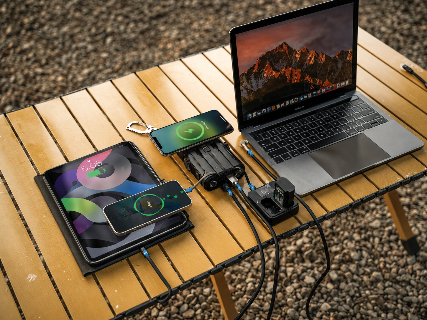 نمای پشت و اجزای تشکیلدهنده پاوربانک شارژی خورشیدی پاورولوژی Helio Lux 20000mAh مدل PPBCHAW53BK با کیفیت بالا