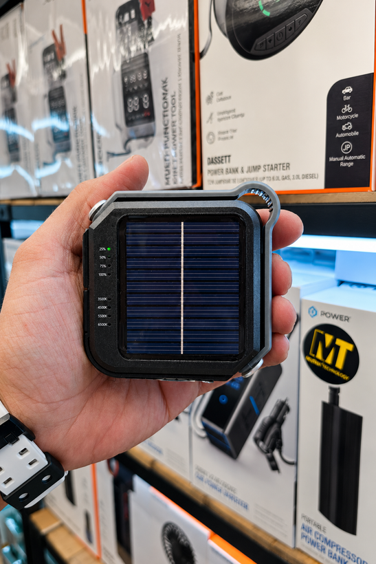 طراحی مدرن و استاندارد چراغ کمپینگ خورشیدی گرین لاین Solar Lumix 1000LM با پاوربانک شارژی 4000mAh در نمای کامل - نمای 5_1