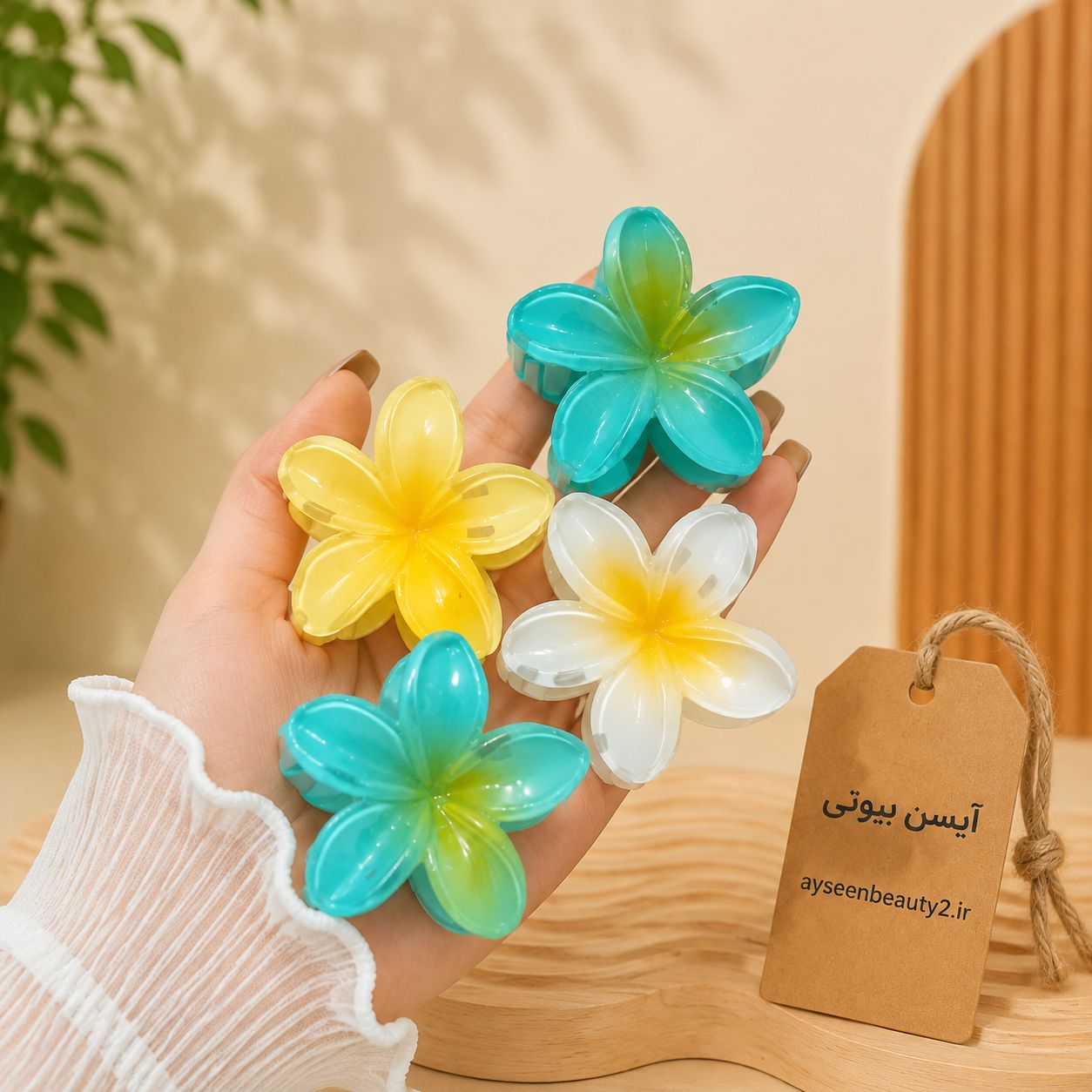 جزئیات دقیق قطعات و اجزای کلیپس مو زنانه بابونه کوچک طرح گل ترند در نمای ماکرو