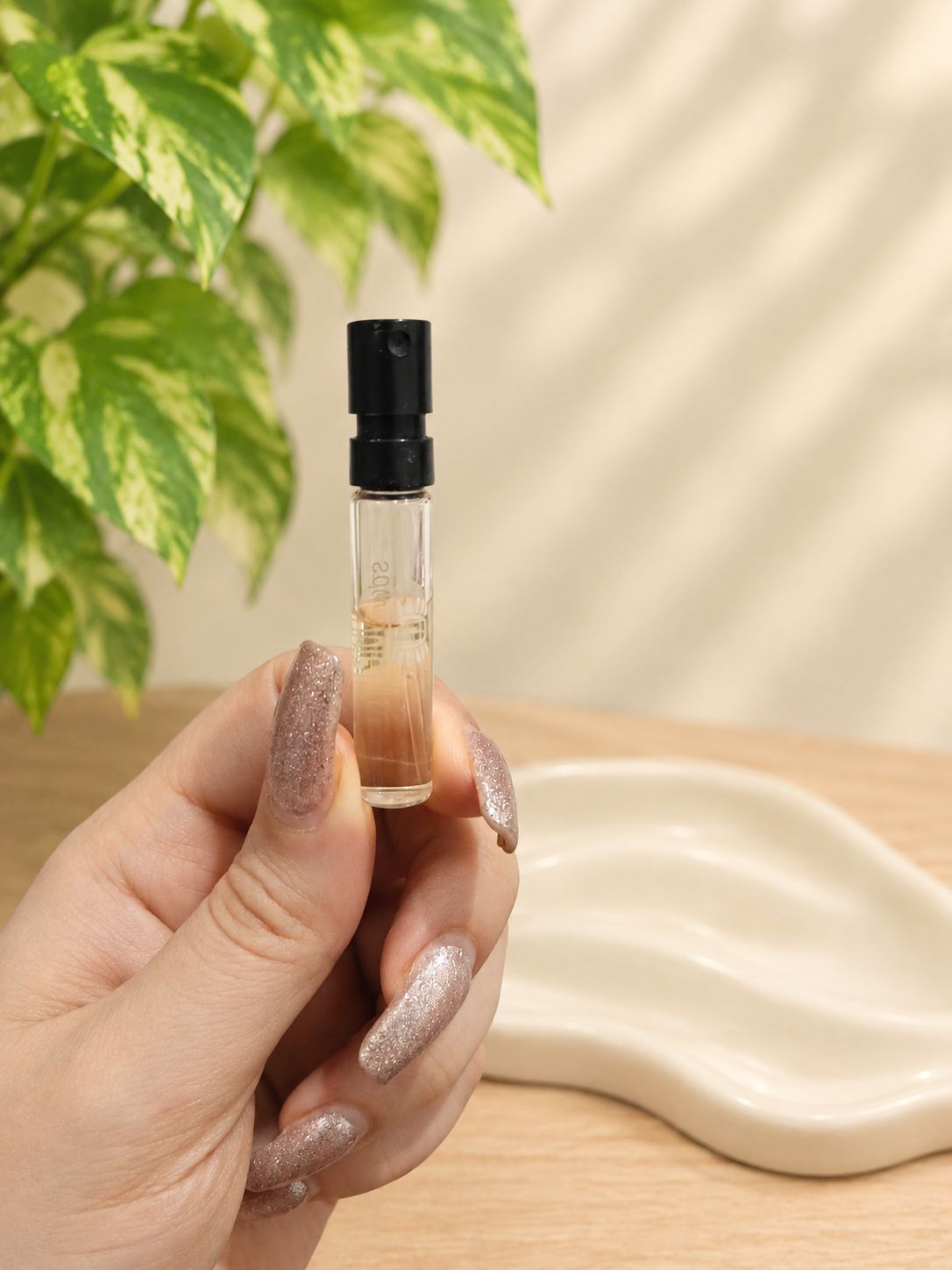 نمای جانبی و طراحی ظاهری عطر مینی جیبی خوشبو و قابل حمل با رنگبندی جذاب