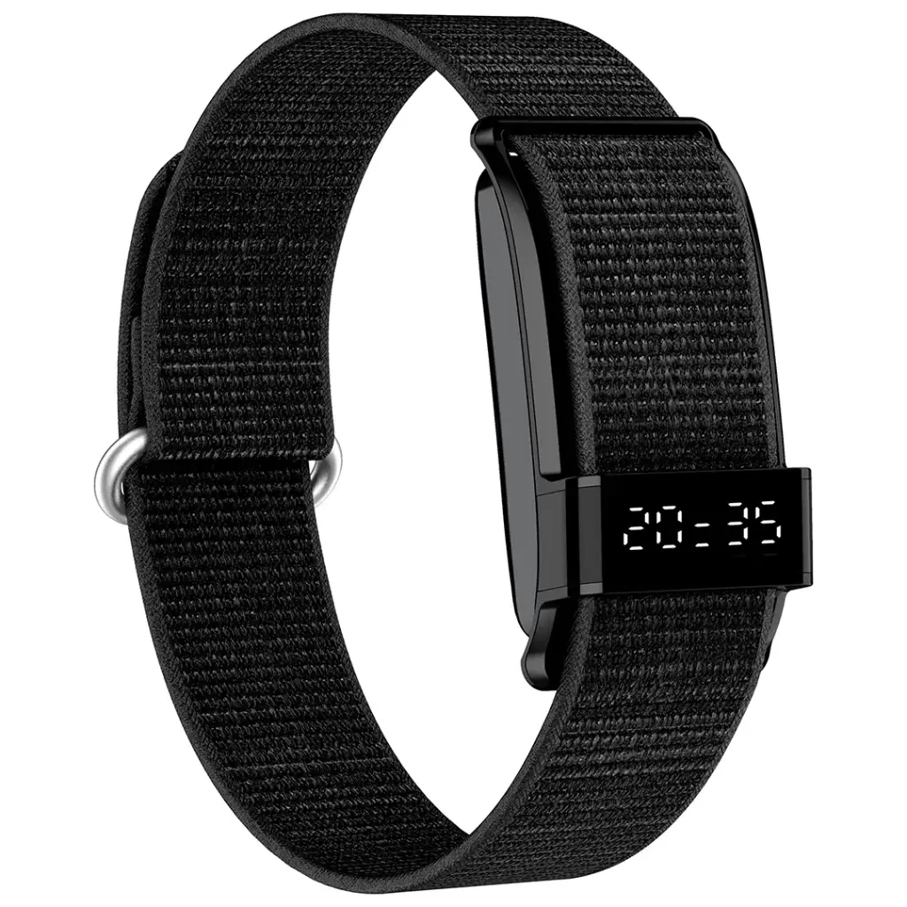 جزئیات دقیق قطعات و اجزای دستبند هوشمند پرودو Trackfit Pro با نمایشگر و اپلیکیشن ضد آب IP68 در نمای ماکرو