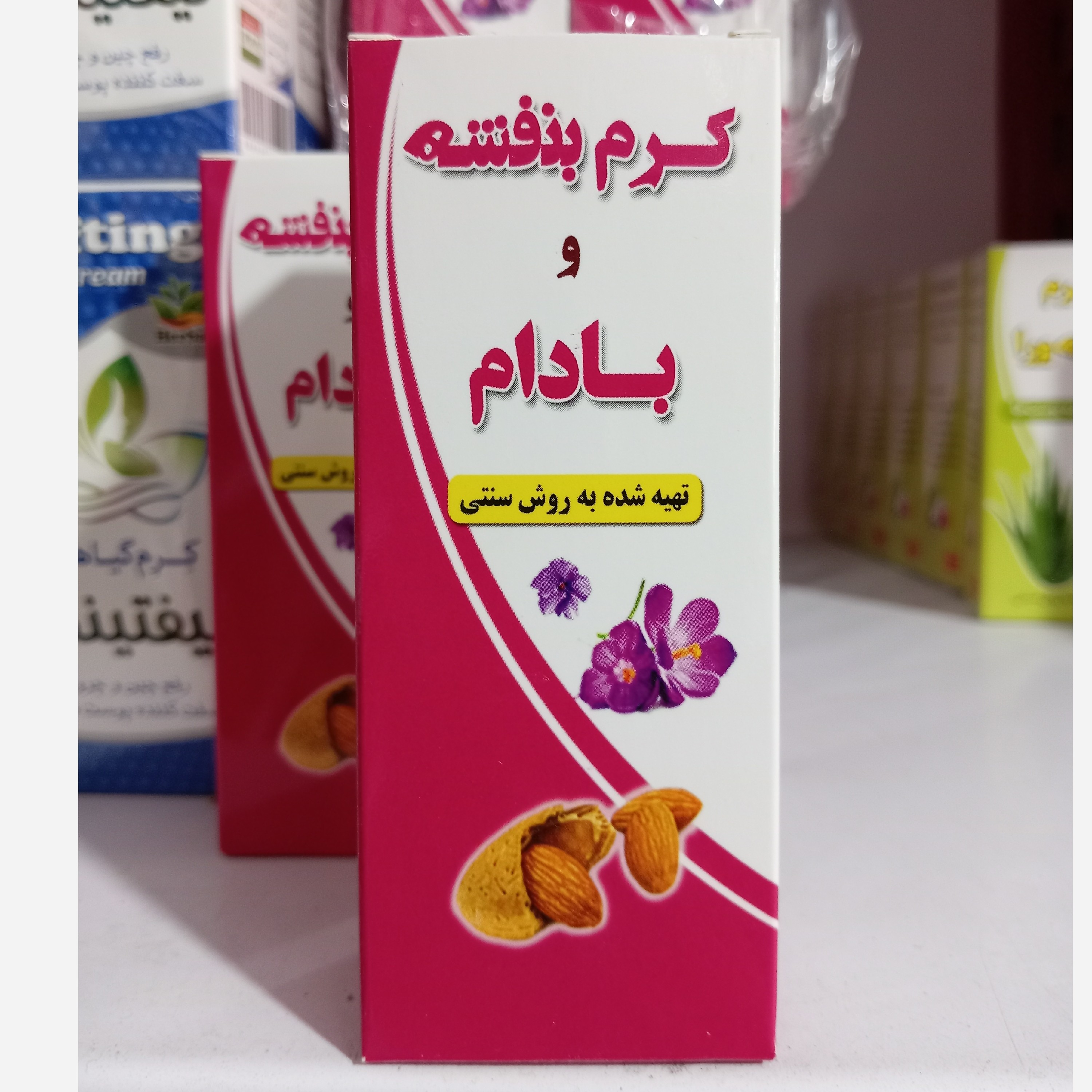 نمای جانبی و طراحی ظاهری کرم گیاهی بنفشه بادام با رنگ‌بندی جذاب