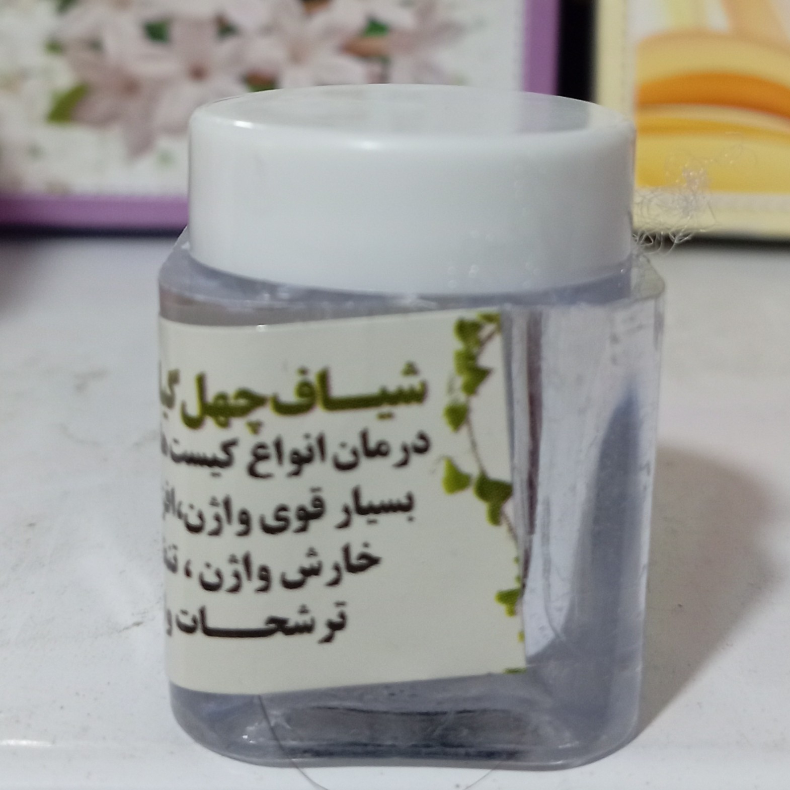 نمای جانبی و طراحی ظاهری شیاف چهل گیاه ارگانیک با رنگ‌بندی جذاب