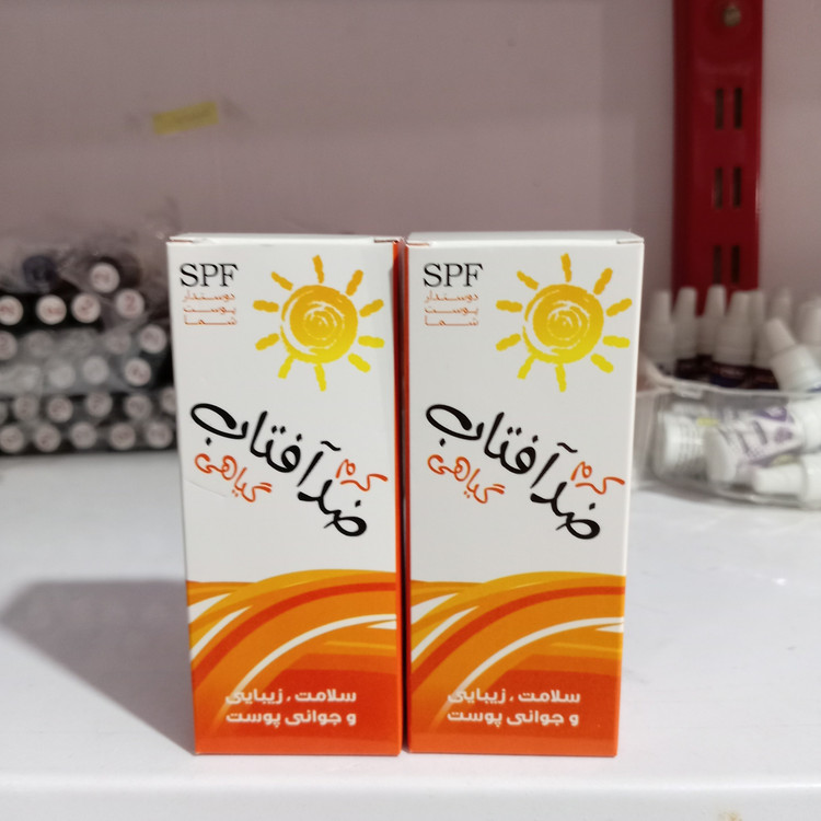 نمای قدی کرم گیاهی ضد آفتاب بی رنگ طبیعی با تمرکز بر طراحی و کارایی محصول