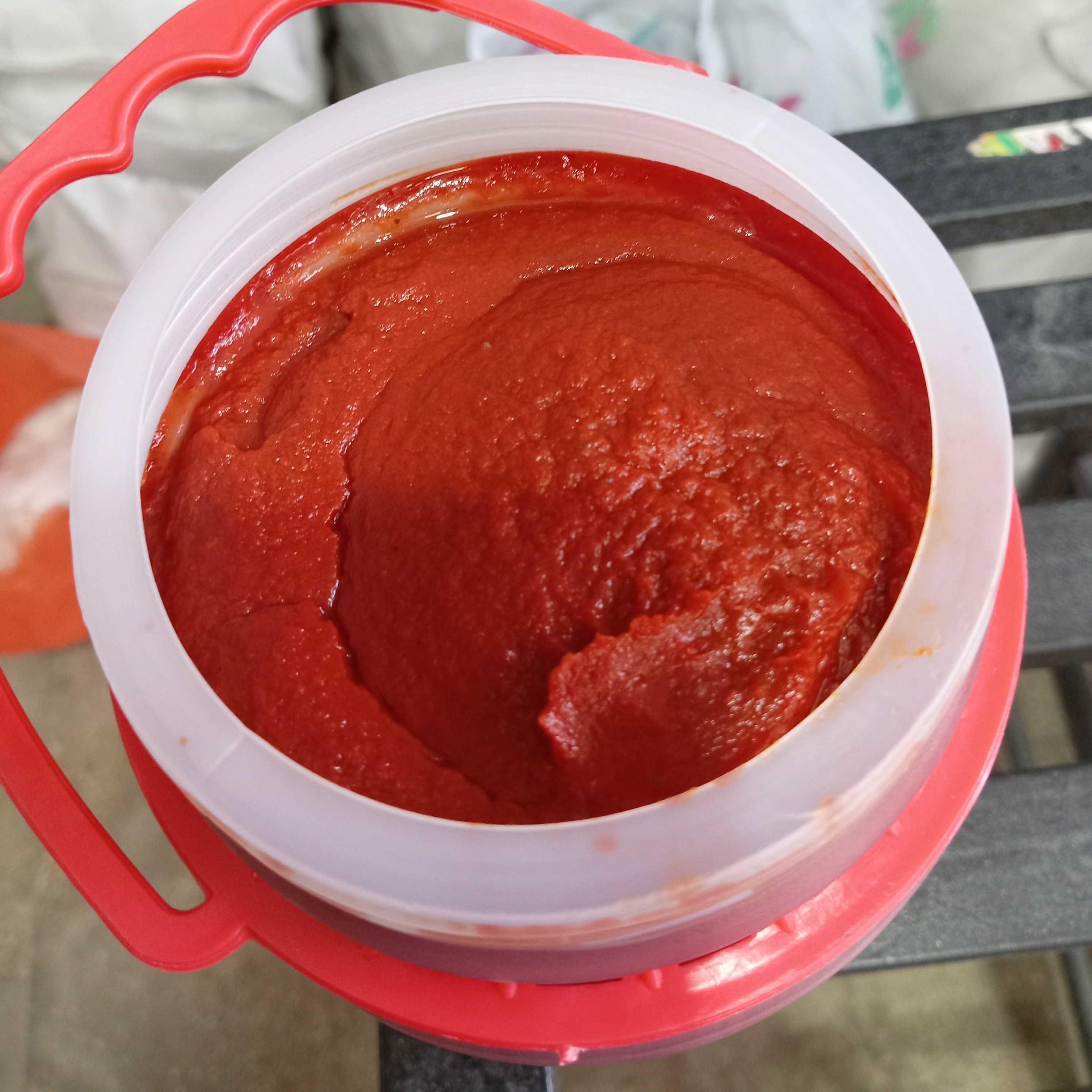 تصویر تخصصی رب گوجه خانگی 2 کیلویی با نمایش ویژگیها و جزئیات فنی