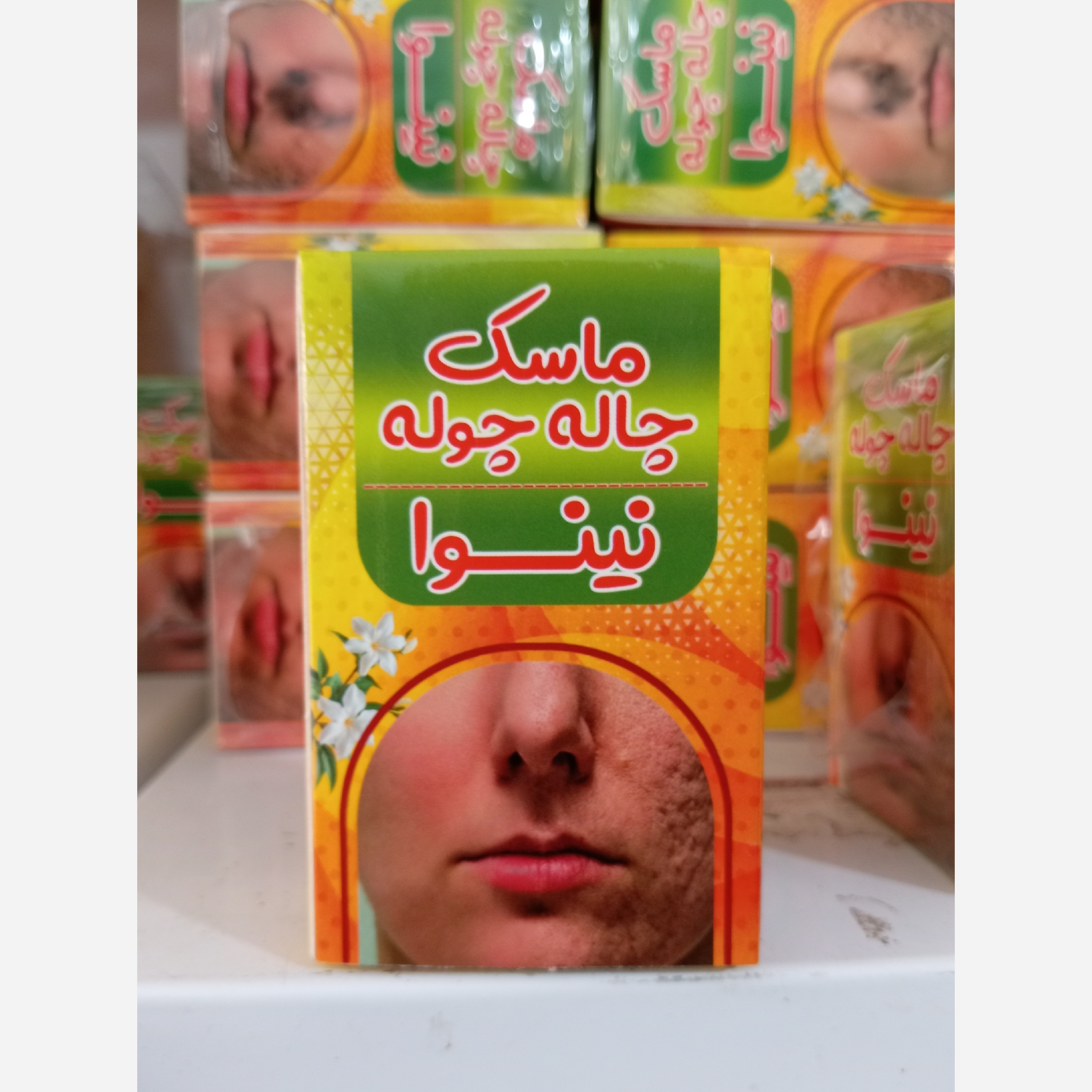 بسته‌بندی اورجینال ماسک رفع چاله چوله نینوا همراه با مشخصات فنی محصول