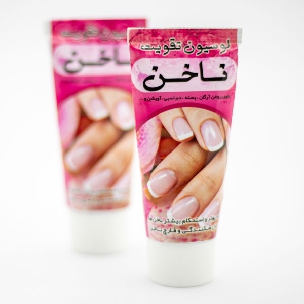 نمای جانبی و طراحی ظاهری لوسیون تقویت ناخن گیاهی با رنگ‌بندی جذاب
