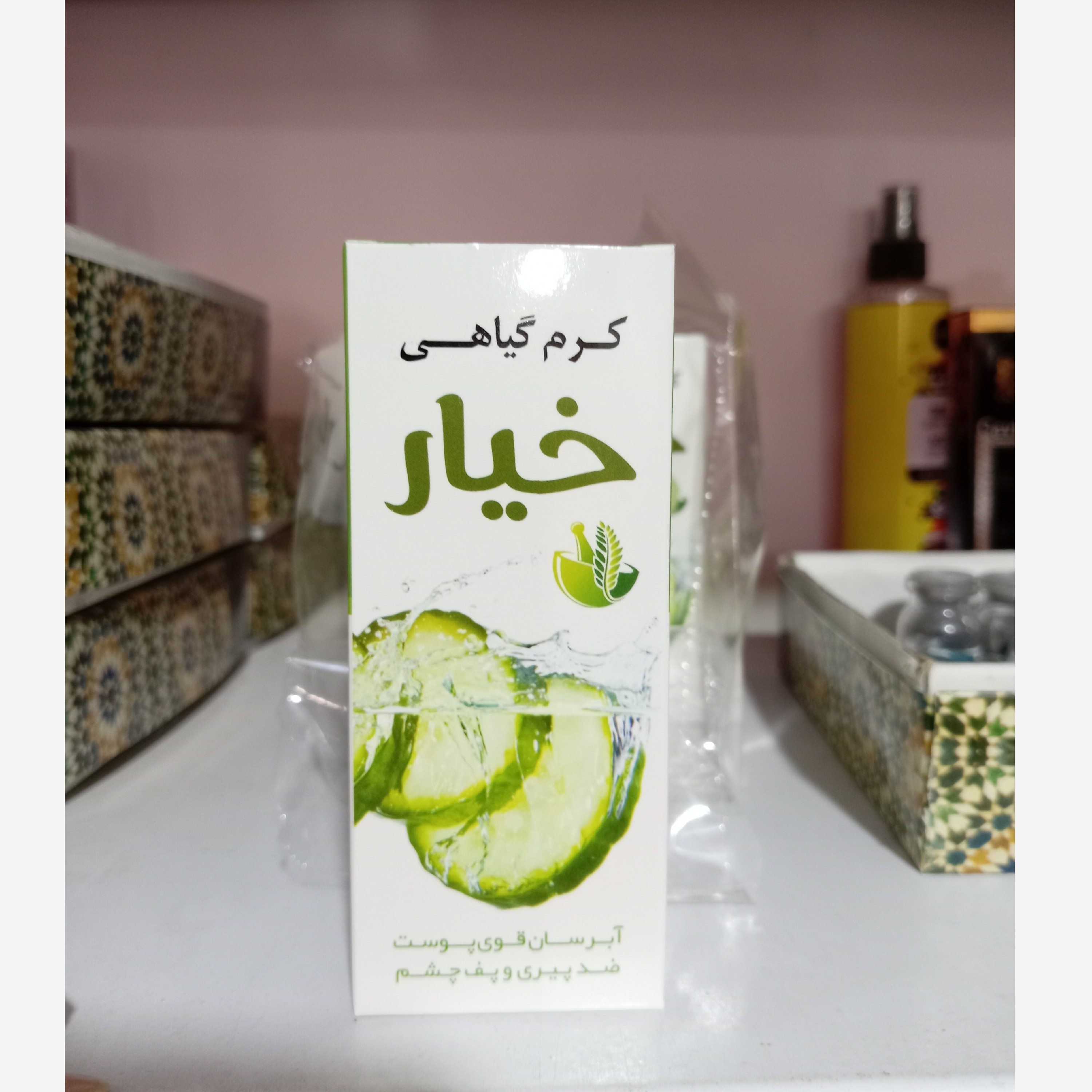 نمای جانبی و طراحی ظاهری کرم گیاهی خیار با رنگبندی جذاب