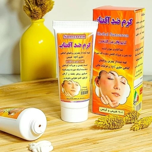 نمای پشت و اجزای تشکیل‌دهنده کرم گیاهی ضد آفتاب نیکا با کیفیت بالا