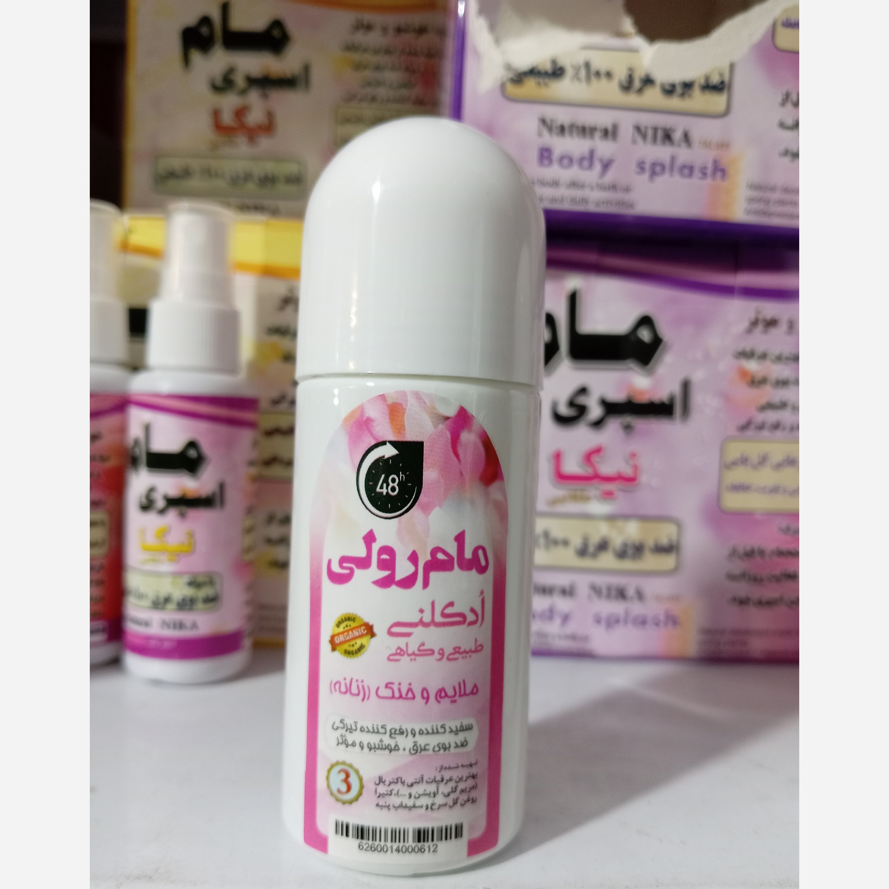 نمای جانبی و طراحی ظاهری مام رولی ادکلنی نیکا صورتی ملایم و خنک با رنگبندی جذاب