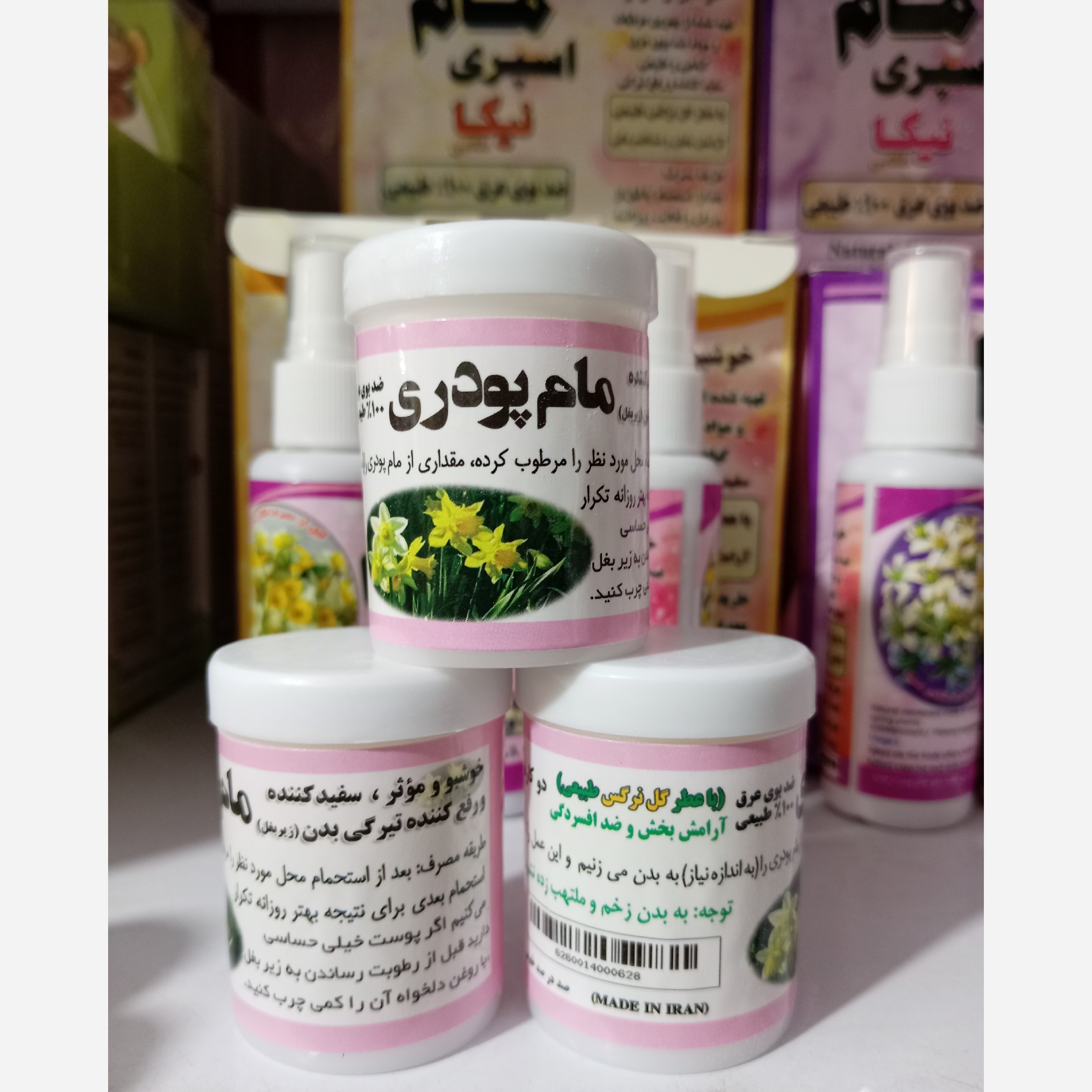 نمای جانبی و طراحی ظاهری مام پودر گیاهیی نیکا گل نرگس با رنگ‌بندی جذاب